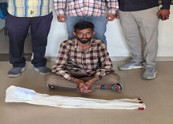 ચોટીલાના યુવકે હથિયાર સાથે ફોટો વાઇરલ કરતા ધરપકડ | Youth from Chotila arrested for posting photo wit…