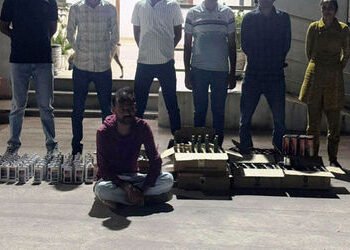 થાનમાં તળાવની પાળ પાસે બાવળની ઝાડીમાંથી 1 લાખનો દારૃ ઝડપાયો | Liquor worth Rs 1 lakh seized from aca…