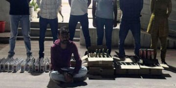 થાનમાં તળાવની પાળ પાસે બાવળની ઝાડીમાંથી 1 લાખનો દારૃ ઝડપાયો | Liquor worth Rs 1 lakh seized from aca…