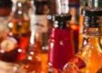 આજવારોડ પર વિદેશી દારૃ વેચતી મહિલા પકડાઇ | Woman caught selling foreign liquor on Aajwar Road
