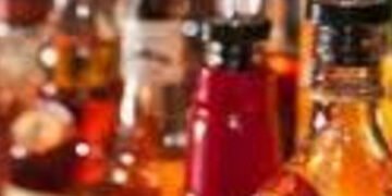 આજવારોડ પર વિદેશી દારૃ વેચતી મહિલા પકડાઇ | Woman caught selling foreign liquor on Aajwar Road