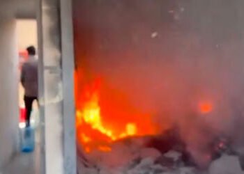 મકરપુરાના કોમ્પ્લેક્સની દુકાનમાં શોર્ટ સર્કિટને કારણે આગ,ઉપર રહેણાંક મકાનો હોવાથી લોકો ગભરાયા | fire…