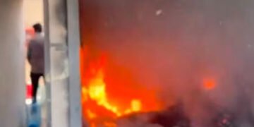 મકરપુરાના કોમ્પ્લેક્સની દુકાનમાં શોર્ટ સર્કિટને કારણે આગ,ઉપર રહેણાંક મકાનો હોવાથી લોકો ગભરાયા | fire…