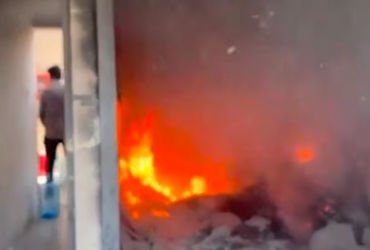 મકરપુરાના કોમ્પ્લેક્સની દુકાનમાં શોર્ટ સર્કિટને કારણે આગ,ઉપર રહેણાંક મકાનો હોવાથી લોકો ગભરાયા | fire…