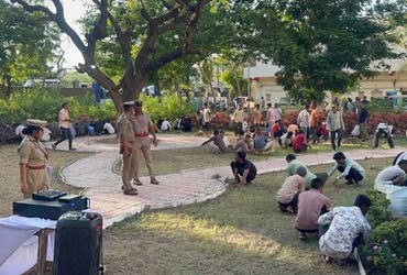 જામનગરમાં ટપોરીઓને ‘સુધરી જાવ..’નું અલ્ટીમેટમ, બધા પાસે ગાર્ડન સાફ કરાવ્યું | Ultimatum to Taporis i…