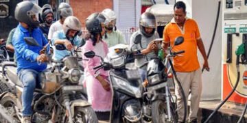 પેટ્રોલ-ગેસની અછત માત્ર અફવા વચ્ચે 60 દિવસનો સ્ટોક હોવાનો સરકારનો દાવો | Government claims to have 6…