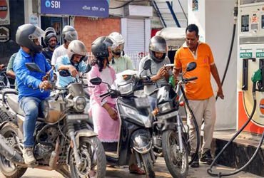 પેટ્રોલ-ગેસની અછત માત્ર અફવા વચ્ચે 60 દિવસનો સ્ટોક હોવાનો સરકારનો દાવો | Government claims to have 6…