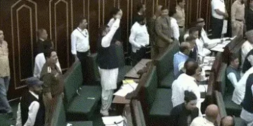 જમ્મુ-કાશ્મીર વિધાનસભામાં ખામેનેઈના પોસ્ટર લહેરાવાયા, ધારાસભ્યો વચ્ચે ધક્કા-મુક્કી | Chaos in J&K As…