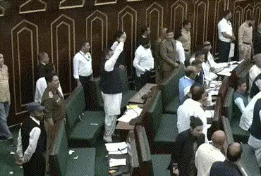 જમ્મુ-કાશ્મીર વિધાનસભામાં ખામેનેઈના પોસ્ટર લહેરાવાયા, ધારાસભ્યો વચ્ચે ધક્કા-મુક્કી | Chaos in J&K As…