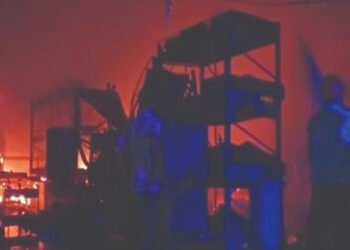 રણોલીની કંપનીમાં મોડી રાત્રે ભીષણ આગ, આસપાસની કંપનીઓમાં ગભરાટ ફેલાયો | A massive fire broke out in R…