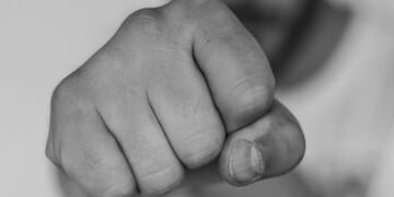 જામનગર નજીક લોઠીયા ગામમાં ડી.જે.ની લાઈટ ચાલુ રાખવા જેવી સામાન્ય બાબતમાં યુવાન પર જીવલેણ હુમલો કરી હત…