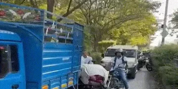 સુરત મ્યુનિ. કમિશનર રસ્તા પર ઉતર્યા : BRTS કોરિડોરમાં વાહન ચલાવતા વાહન ચાલકોને પાઠ ભણાવ્યો | Surat M…