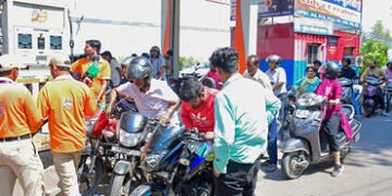 ભારતમાં પેટ્રોલ-ડીઝલ પર ટેક્સ ઘટાડાયો પણ આ ઈંધણના ભાવમાં વધારો, નિકાસકારો-એરલાઈન્સને ઝટકો | india hi…