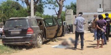 અમદાવાદના સરખેજમાં બંધ ગાડીમાંથી અજાણ્યા શખસનો મૃતદેહ મળ્યો, હાથ પર કોમલ-મિલન લખેલું ટેટૂ | Ahmedaba…