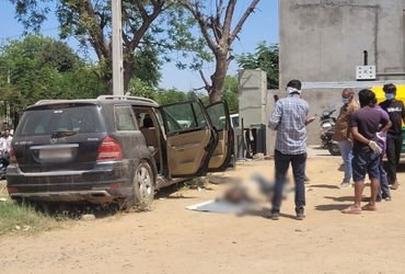 અમદાવાદના સરખેજમાં બંધ ગાડીમાંથી અજાણ્યા શખસનો મૃતદેહ મળ્યો, હાથ પર કોમલ-મિલન લખેલું ટેટૂ | Ahmedaba…