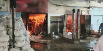 વિરમગામના ગોળ પીઠામાં કલરની દૂકાનમાં આગઃ લાખોનો સામાન રાખ | Fire breaks out at paint shop in Viramga…