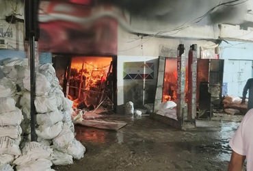 વિરમગામના ગોળ પીઠામાં કલરની દૂકાનમાં આગઃ લાખોનો સામાન રાખ | Fire breaks out at paint shop in Viramga…