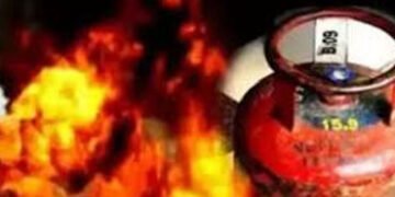 રાજકોટમાં LPG સિલિન્ડર બ્લાસ્ટ : 2 દાઝ્યાઃ મોટી દુર્ઘટના ટળી | LPG cylinder blast in Rajkot: 2 burnt…