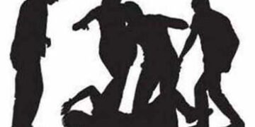 પાળીયાદમાં યુવાનને લાકડીના ફટકા મારી શખ્સે મોબાઈલની લૂંટ ચલાવી | Man beats young man with stick in P…