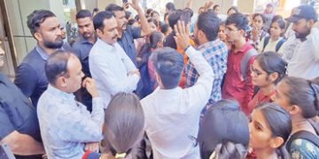 નર્સિંગની પરીક્ષામાં ઉત્તરવહી તપાસવામાં રૂપિયા લેવાતા હોવાની ફરિયાદ સાથે હોબાળો