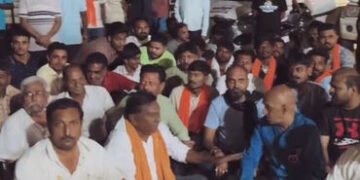 નર્મદા પરિક્રમા: તિલકવાડામાં રજિસ્ટ્રેશન મુદ્દે હોબાળો, ભંડારાના સ્વયંસેવકોએ રામધૂન બોલાવી ધરણા કર્ય…