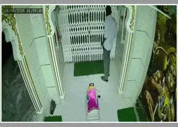 પંચમહાલ: ગોધરામાં તસ્કરો બેફામ, ભરચક વિસ્તારમાં આવેલા ‘બાવાની મઢી’ મંદિરમાં ચોરી | Godhra Temple The…