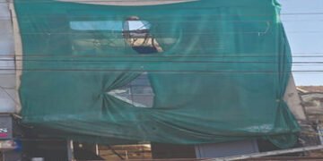 જામનગરના બર્ધન ચોક વિસ્તારમાં મંજૂરી વગર ખડકાયેલી 3 માળની ઇમારત તોડી પાડવામાં આવી | 3 storey buildin…