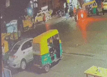 CCTV: સુરક્ષિત અમદાવાદના દાવાના ફરી ઉડ્યા ધજાગરા: નાસ્તાના પૈસા માંગ્યા તો ગુંડાઓએ મણિનગર માથે લીધું…