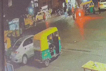 CCTV: સુરક્ષિત અમદાવાદના દાવાના ફરી ઉડ્યા ધજાગરા: નાસ્તાના પૈસા માંગ્યા તો ગુંડાઓએ મણિનગર માથે લીધું…