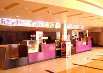 નડિયાદના આઇનોક્સ થિયેટરમાં ફૂગવાળી ગાર્લિક બ્રેડ નિકળતા ગ્રાહકનો હોબાળો | Customers protest after mo…