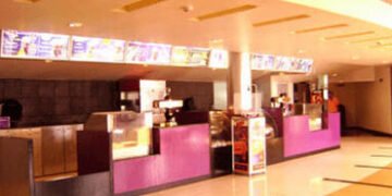 નડિયાદના આઇનોક્સ થિયેટરમાં ફૂગવાળી ગાર્લિક બ્રેડ નિકળતા ગ્રાહકનો હોબાળો | Customers protest after mo…