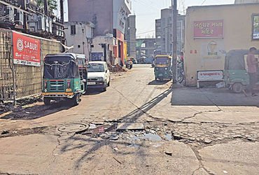 નડિયાદમાં ગટર પાસેના ખાડામાં વાહન સાથે આધેડ ખાબકતા મોત | Middle aged man dies after vehicle falls in…