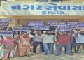 ડાકોર પાલિકાના સફાઇ કામદારોની અચોક્કસ મુદતની હડતાલ | Dakor Municipality sanitation workers go on ind…
