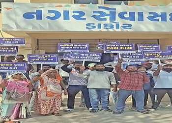 ડાકોર પાલિકાના સફાઇ કામદારોની અચોક્કસ મુદતની હડતાલ | Dakor Municipality sanitation workers go on ind…