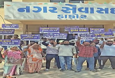 ડાકોર પાલિકાના સફાઇ કામદારોની અચોક્કસ મુદતની હડતાલ | Dakor Municipality sanitation workers go on ind…