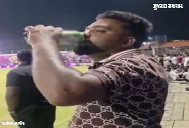 સુરત: બારડોલીમાં ક્રિકેટ ટૂર્નામેન્ટમાં વિવાદ, સ્ટેડિયમમાં જાહેરમાં બિયર પીતા બુટલેગર પુત્રનો વીડિયો…