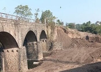 તળાજી નદીના પુલનું મંથરગતિએ થતું કામ, વાહનચાલકોને હાલાકી | Work on Talaji River bridge underway at a…