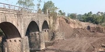 તળાજી નદીના પુલનું મંથરગતિએ થતું કામ, વાહનચાલકોને હાલાકી | Work on Talaji River bridge underway at a…