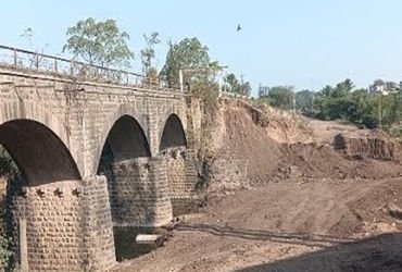 તળાજી નદીના પુલનું મંથરગતિએ થતું કામ, વાહનચાલકોને હાલાકી | Work on Talaji River bridge underway at a…