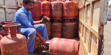 કોયલીરોડ પર એમ્બ્યુલન્સની આડમાં ગેસ રીફિલિંગ કૌભાંડ પકડાયું,મહાલક્ષ્મી એજન્સીના ડ્રાઇવરની ધરપકડ | po…