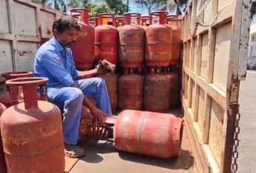 કોયલીરોડ પર એમ્બ્યુલન્સની આડમાં ગેસ રીફિલિંગ કૌભાંડ પકડાયું,મહાલક્ષ્મી એજન્સીના ડ્રાઇવરની ધરપકડ | po…