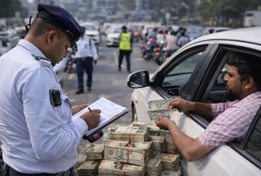 ગુજરાતમાં ટ્રાફિક નિયમ ભંગ કરનારા વાહનચાલકોએ 17 વર્ષમાં 1400 કરોડથી વધુનો દંડ ભર્યો | Gujarat Traffi…