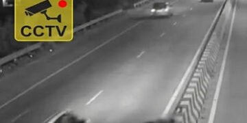 વાપી હાઈવે પર 20 મિનિટ ચાલ્યો મોતનો ખેલ, ટક્કર બાદ રાહદારી પરથી અનેક વાહનો પસાર થયા | vapi highway h…