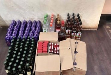 જામનગરમાં એક રહેણાક મકાન પર પોલીસનો દારૂ અંગે દરોડો: ઇંગલિશ દારૂ પકડાયો, આરોપી ફરાર | Police raid a …