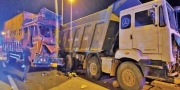એક મહિનાથી અકસ્માતગ્રસ્ત પડેલા ડમ્પર સાથે ટ્રક અથડાતા અકસ્માત | Truck collides with dumper that has …
