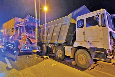 એક મહિનાથી અકસ્માતગ્રસ્ત પડેલા ડમ્પર સાથે ટ્રક અથડાતા અકસ્માત | Truck collides with dumper that has …