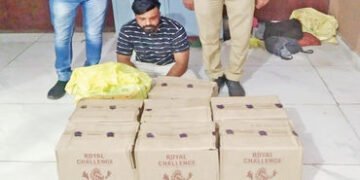 ચૂલી ચેકપોસ્ટ પાસે કારમાંથી રૂ. 1.22 લાખનો દારૂ ઝડપાયો | Liquor worth Rs 1 22 lakh seized from car n…