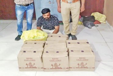 ચૂલી ચેકપોસ્ટ પાસે કારમાંથી રૂ. 1.22 લાખનો દારૂ ઝડપાયો | Liquor worth Rs 1 22 lakh seized from car n…