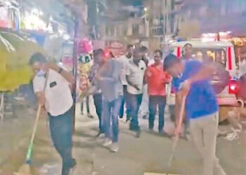 ડાકોર પાલિકાના ચૂંટાયેલા સભ્યોએ જાતે જ સફાઈ કરવાનો વારો આવ્યો | It was the turn of the elected membe…