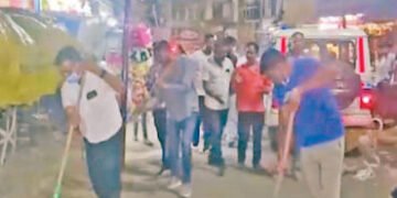 ડાકોર પાલિકાના ચૂંટાયેલા સભ્યોએ જાતે જ સફાઈ કરવાનો વારો આવ્યો | It was the turn of the elected membe…